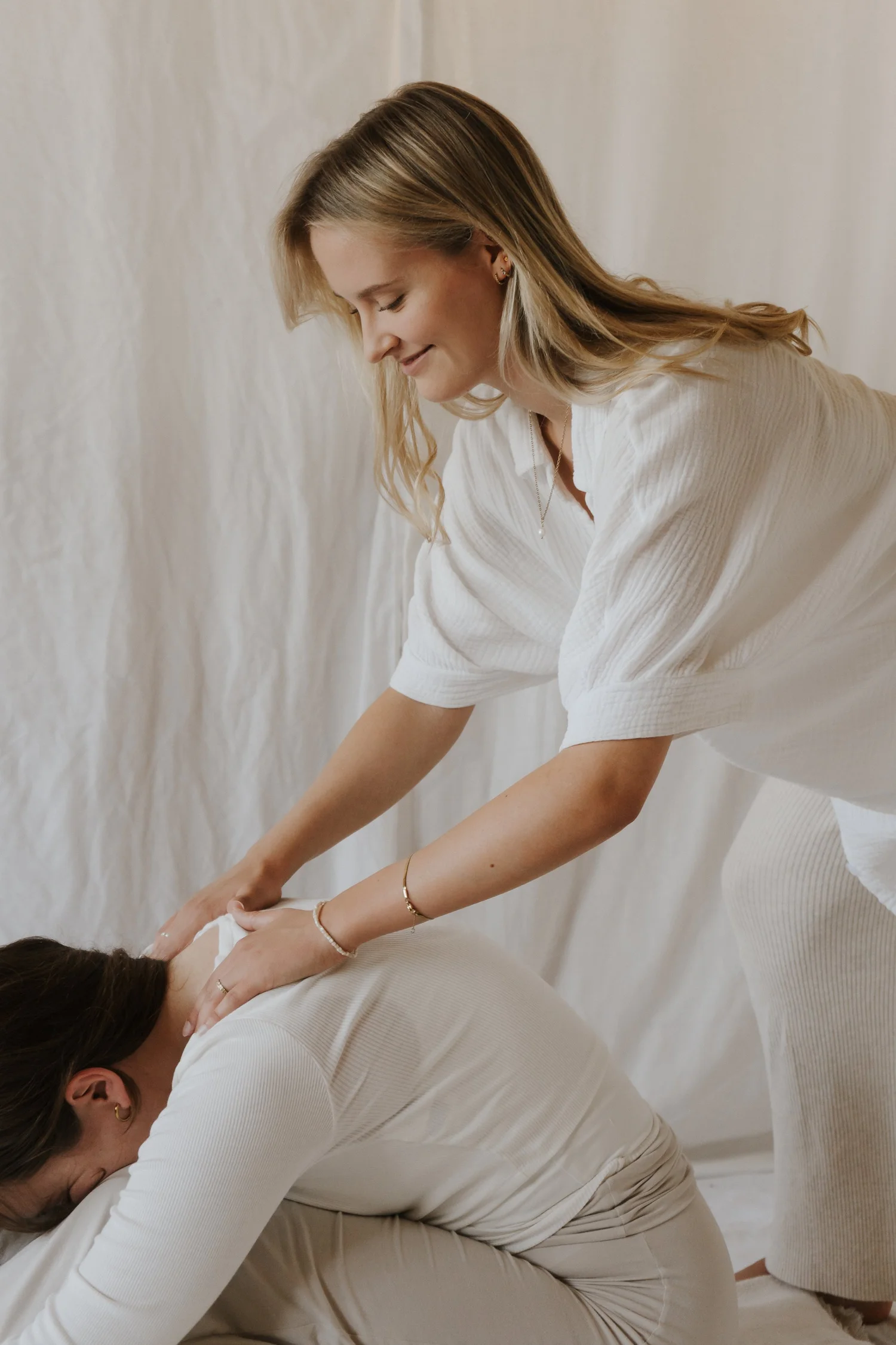 Matthäa guiding a hands-on yoga adjustment