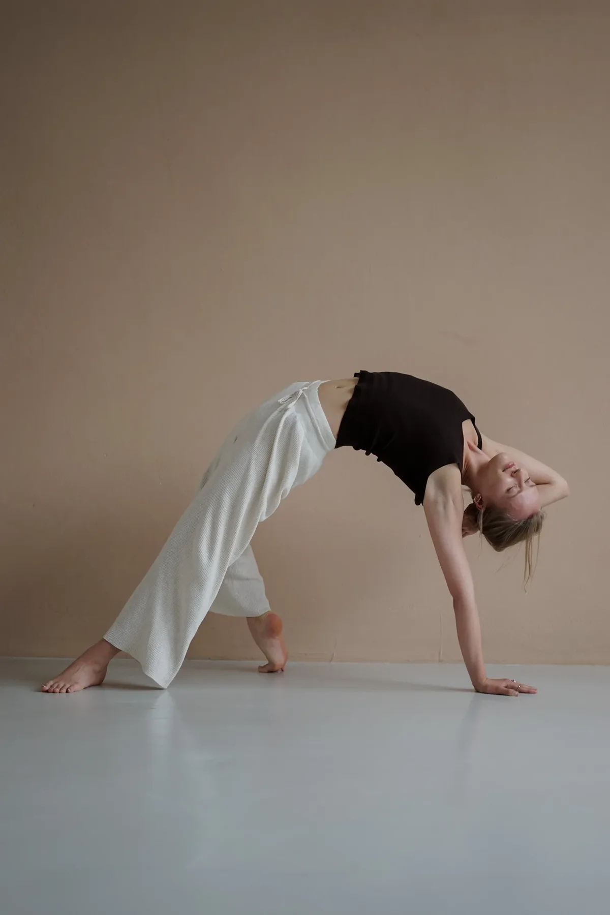 Matthäa teaching an open class in a Berlin yoga studio