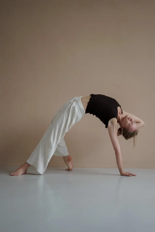 Matthäa teaching an open class in a Berlin yoga studio